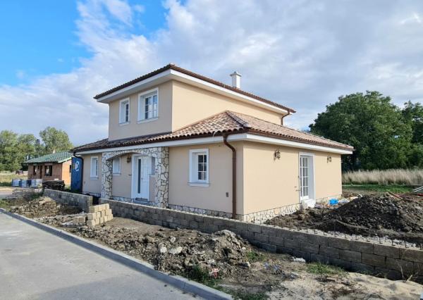 **TOSKANA** RODINNÝ DOM XM disponuje 6 izbami s ÚP 166,2m2, postavený je na pozemku 600m2.