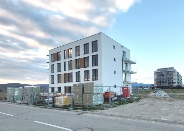 **PREDAJ SPUSTENÝ**: 2-izbový byt so šatníkom 54,56 m2 + pivnica 1,5 m2 (56 m2) V NOVOSTAVBE