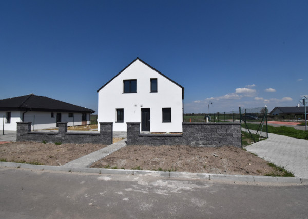 Ponúkame na predaj rozumne riešený 5 izbový dvojpodlažný rodinný dom, Zohor, Lábska