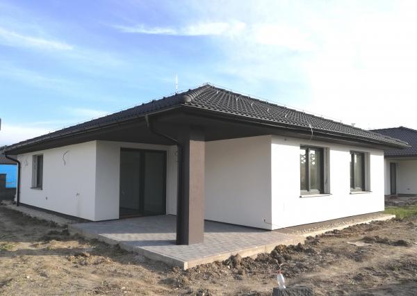 SAMOSTATNE STOJACI 4i. TEHLOVÝ BUNGALOV, ÚP 91 m2+12 m2 ZASTREŠENÁ TERASA+úložný priestor v podkroví, pozemok 450 m2, slepá ulica