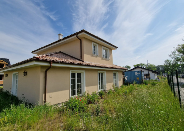 PRIESTRANNÝ Rodinný dom disponuje 6 izbami s ÚP 166,2m2, postavený je na pozemku 600m2
