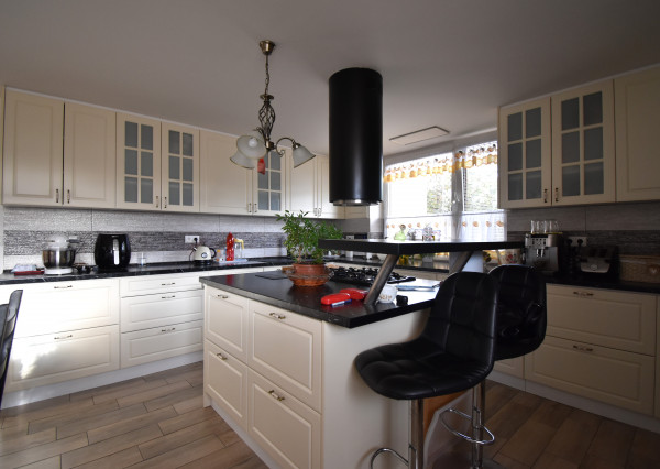 Trojgeneračný RD v tichej lokalite, na pozemku 520 m2 s bazénom, Hlavná, Záhorská Ves